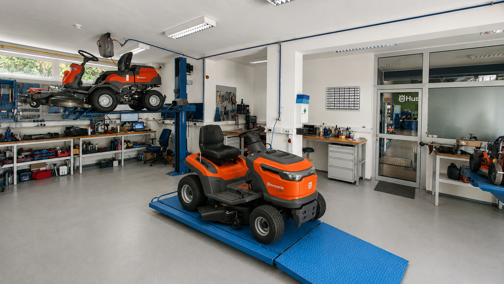 Ovlašteni servis Pile i Vile s Husqvarna traktorskom kosilicom na dizalici